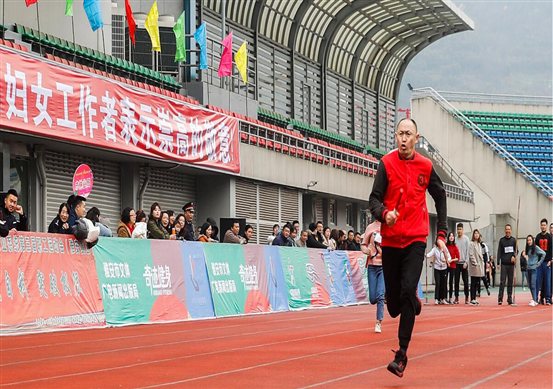 教师参加市直机关运动会接力比赛